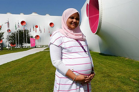 Nur Suryani bế bụng bầu đến Olympic. 
